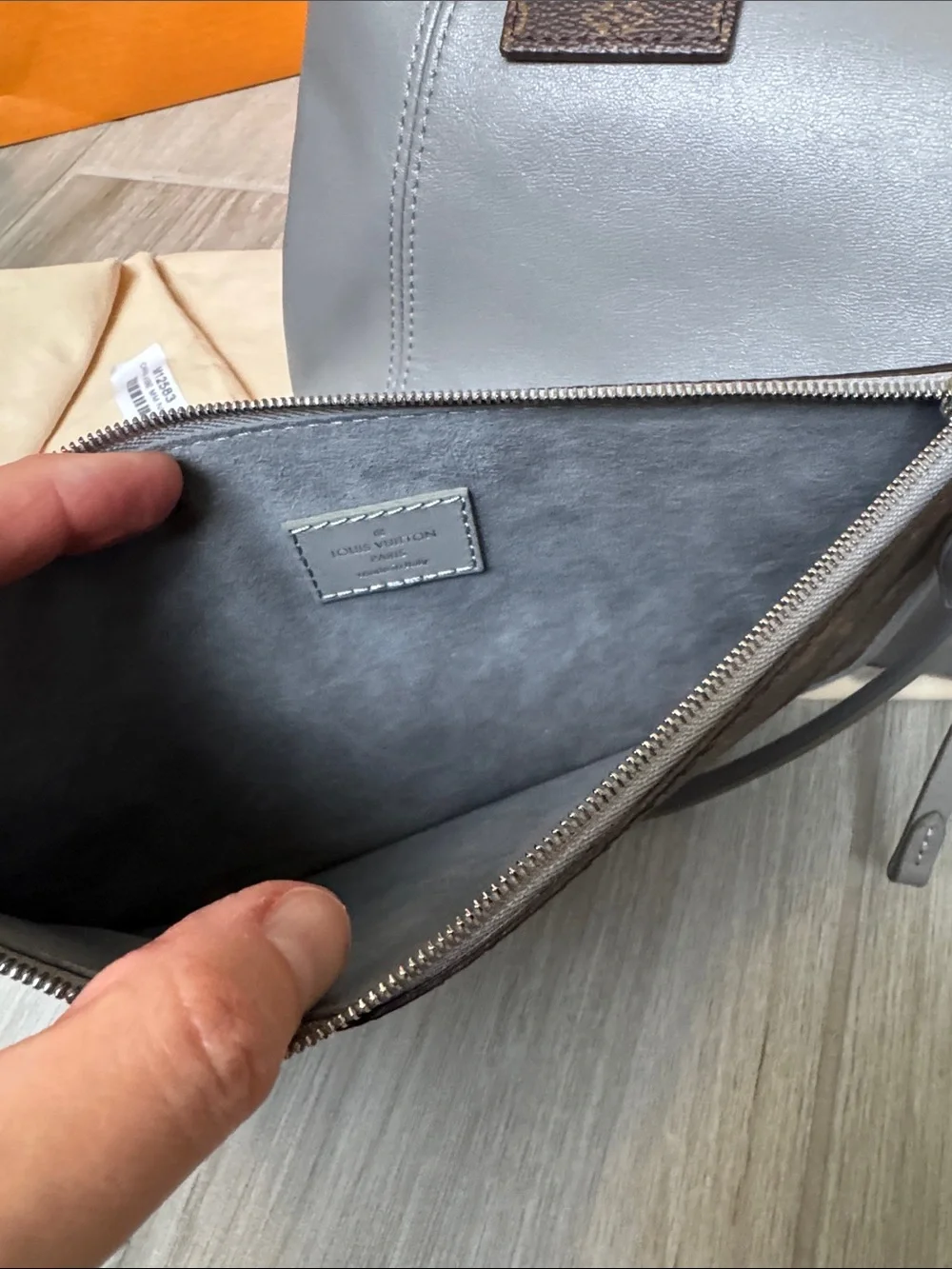 Louis Vuitton Carryall Vibe MM